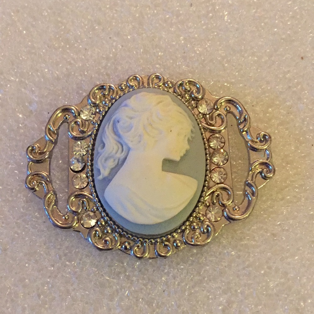Vintage lucite cameo pendent